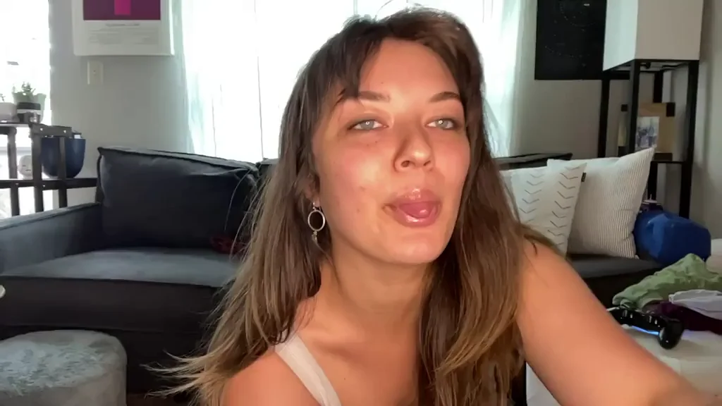 Curvy brunette plays for the camera