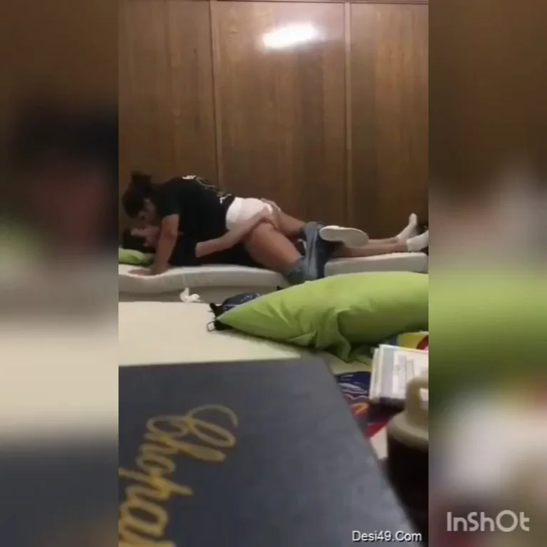 😈 Horny Friend Pounds Cute GF Tapa Tap on Bed 💦🔥