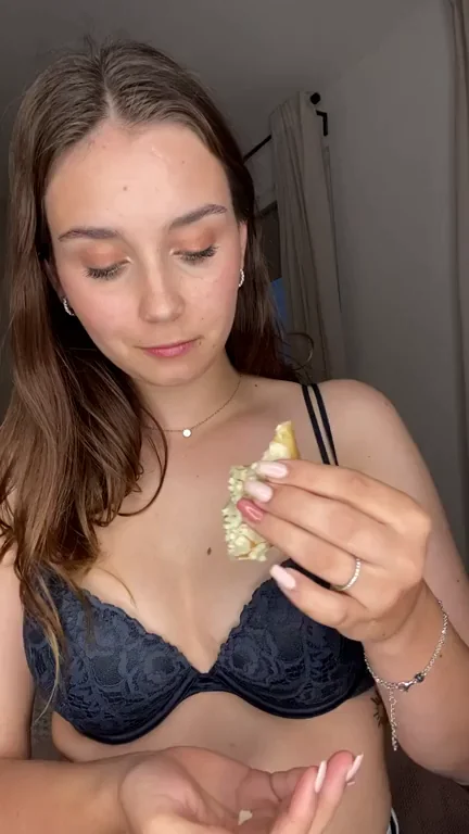 🍑 Teen Snack Tease: My Tits or This Chip? Which Ya Cravin'? 😈