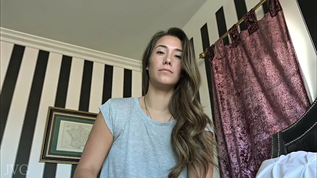 1 Hot Minute Teasing with Eva Lovia's 🍑 Big Ass 😈