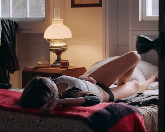 Tossing Natalia Dyer's Petite Slutty Frame on the Bed