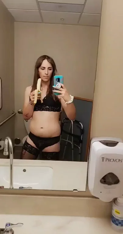 Nurse Babe's No Gag Reflex Deepthroat Demo 🍌💦