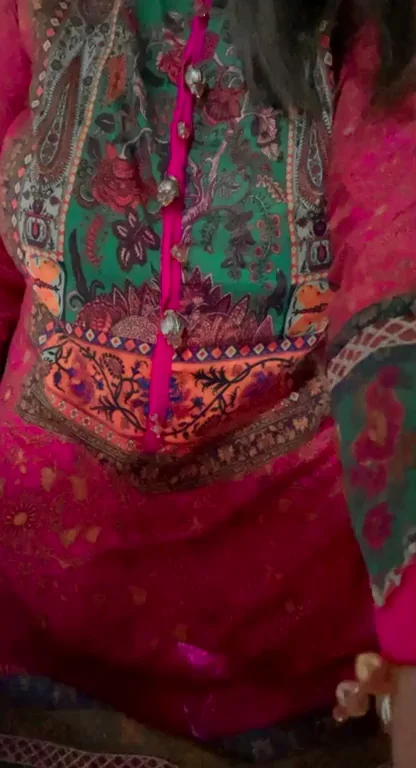 Festive Indian Slut Teases Her Juicy Ass in Saree Split