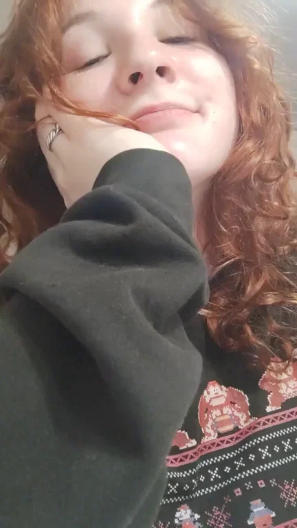 Redhead Slut Flashes Her Juicy Tits 😈🍈🍈