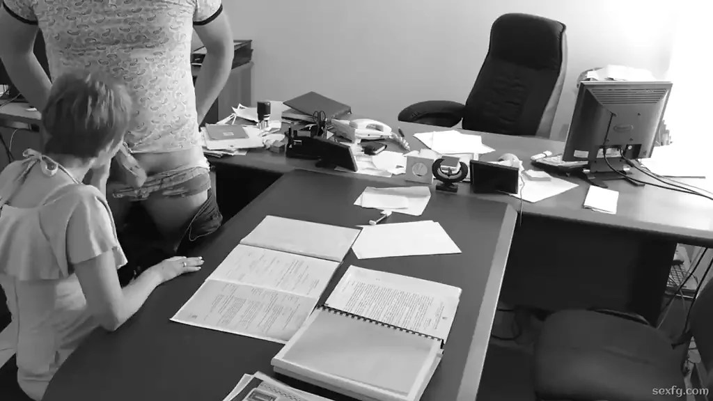 🔥 Short-Haired Secretary Slurps Boss's Cock in Office 😈💦