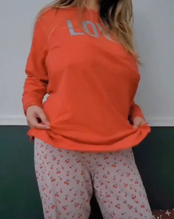 Heavy Tits Drop from Loose PJ Top 😍🍈🍈