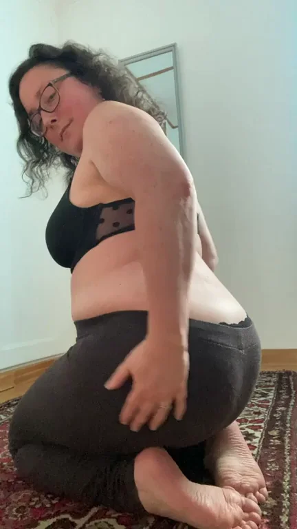 Shy Nerdy MILF Shows Off Her Phat PAWG Ass 🍑😏