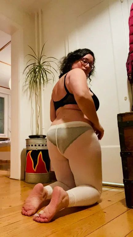 Warm My Thicc MILF Ass Up With Your Cock? 🍑🔥