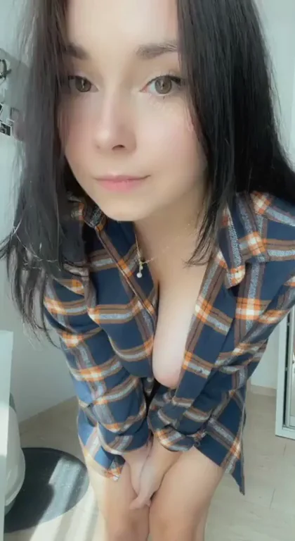 Cute Asian Babe's Real Tits & Bush Tease 💋🍑
