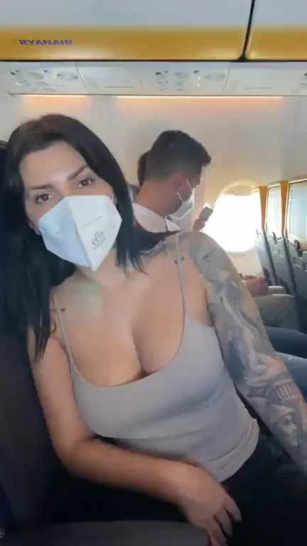[reveal] my boobs in a full flight