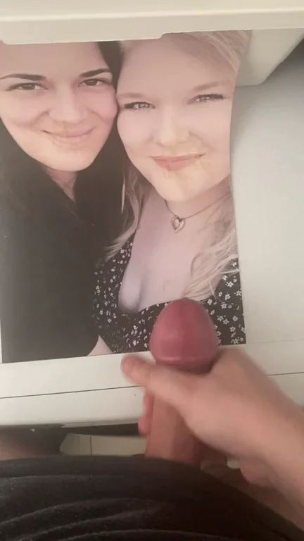 Cumshot for this two lesbians