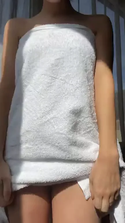Oopsies: Teen Slips Towel for Teasing Nude Flash