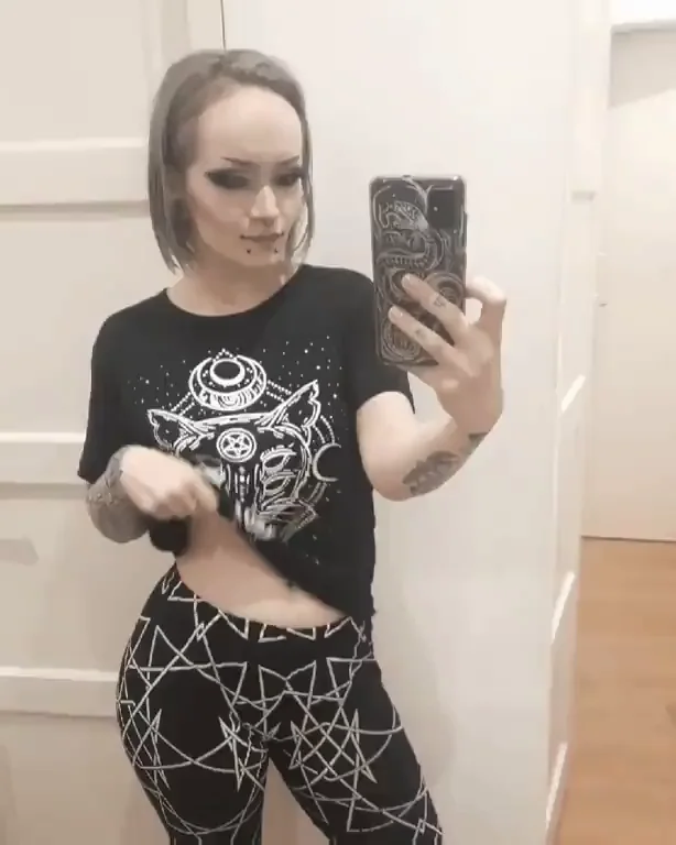 It would make my day if even one person liked my petite goth body ?