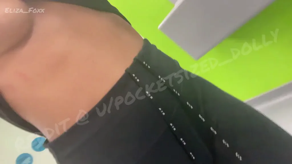 😈 Gym Slut Flashes Her Tiny Tits in Public 🔥