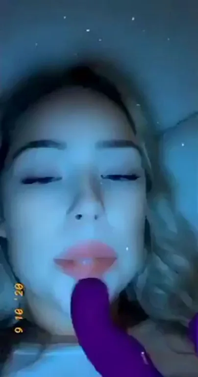 Blonde Babe's Bathtub Toy Fuck 😍💦 Who Is She?