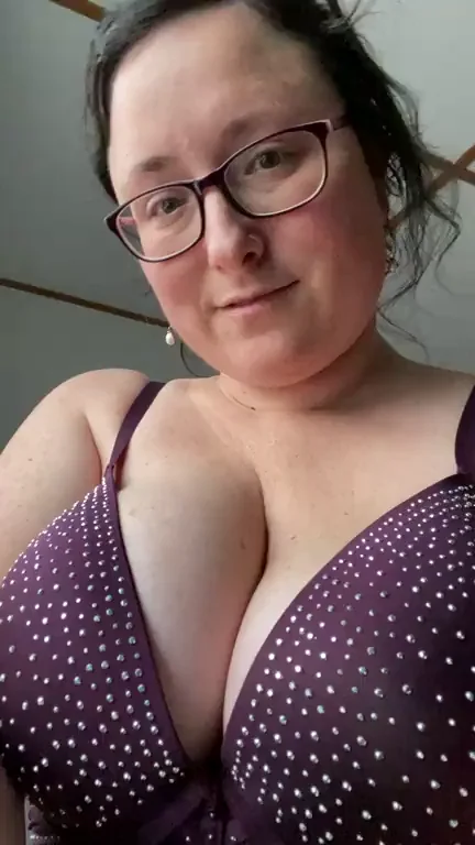 💜 Busty MILF's Massive Cleavage Struggles in Spam-Filled Sub 😩🍈🍈
