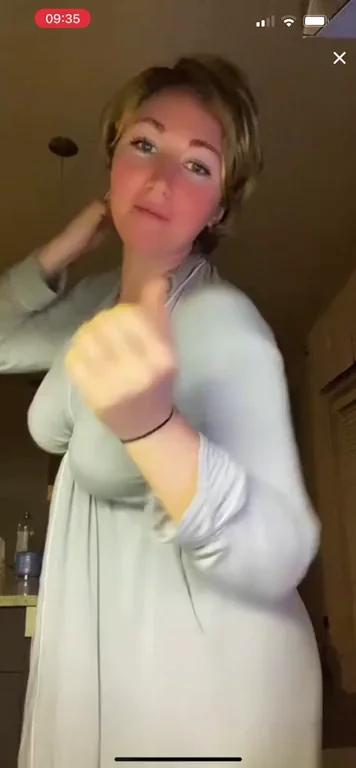 She accidentally flashes her Kitty for her Tiktok LIVE...