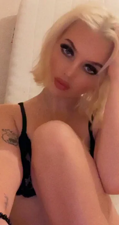 Blonde Cam Slut's Throwback Tease: Throat It & Twerk It! 💦🍑👅