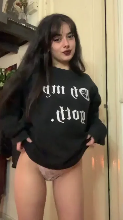 kinda goth latina who want me ?