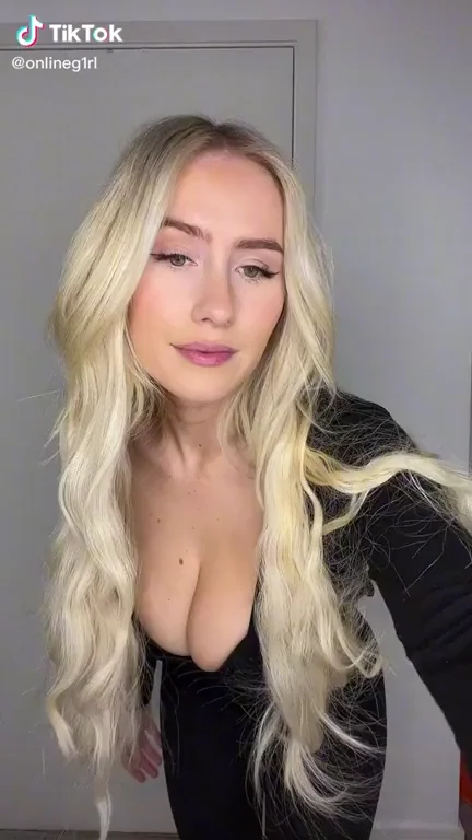 Hottie bouncing boobs