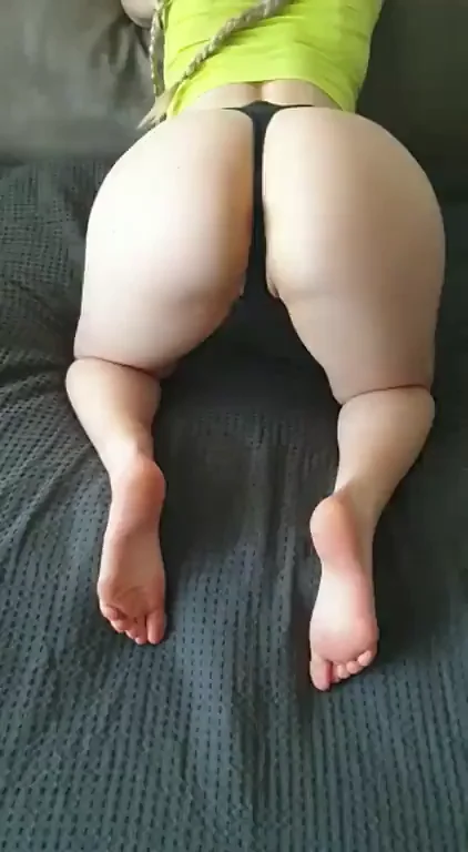🔥 Amateur Slut Teases Juicy Ass & Feet for 500 Likes Surprise! 🍑👣