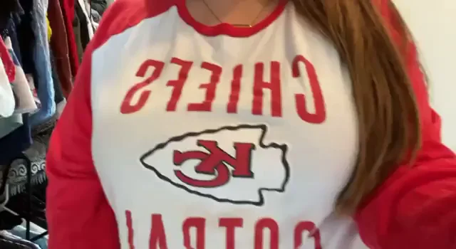 How this milf celebrates a win ?