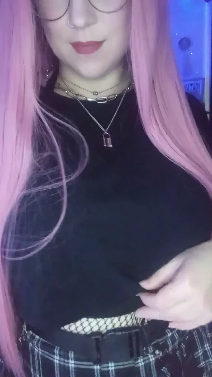 Feeling cute in my black and pink! Wana play? ?