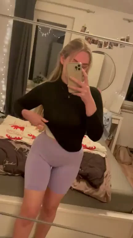 🍑 Dinner Served: 21yo Cam Slut's Bubble Butt Feast in Tight Leggings