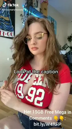 Nerdy TikThot Glasses Slut Teases Her Juicy Ass 🍑🔥