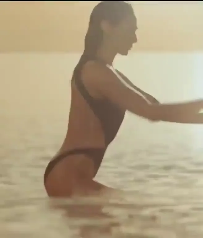 🔥 Gal Gadot's Juicy Ass in Red Notice Swimsuit Tease 💦