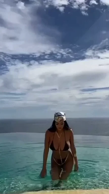 Busty Petite Beach Bikini Slut 💦🌴