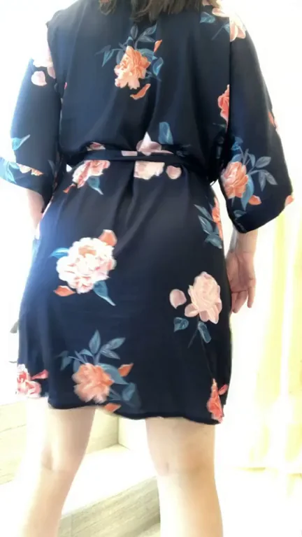 Thick Babe Jiggles Her Juicy Ass in Floral Kimono