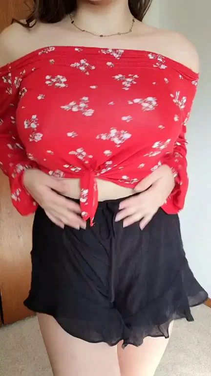 Perky Natural Titties Dropping to Brighten Your Monday 😍💦