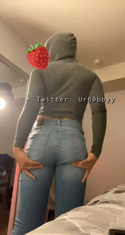 21yo Latino Babe Twerkin' Her Fat Ass with Jeans Half Down 🍑🔥
