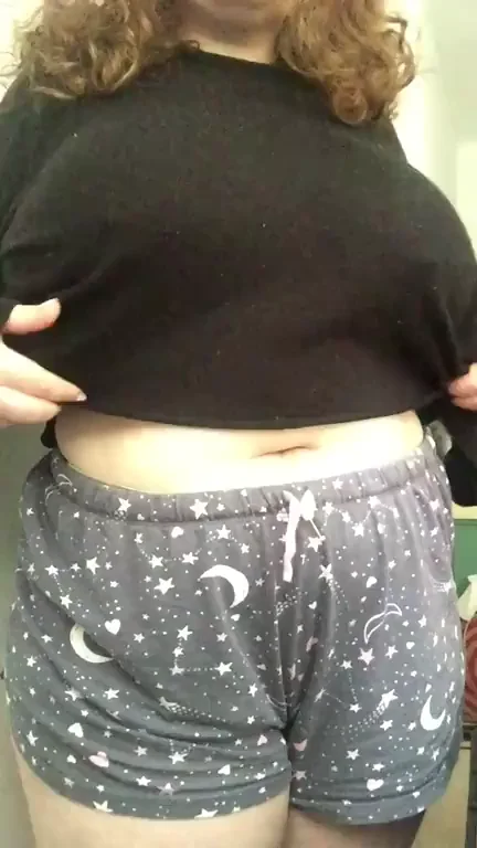 Pale Chubby Babe's Saggy Tits Tease 😍🍑