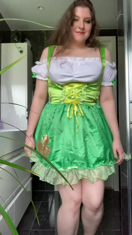 Chubby Norwegian Kitty's Sexy Green Halloween Dress Tease 😻🎃