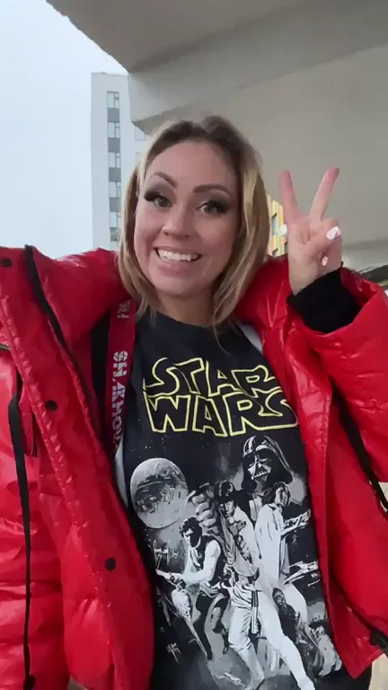 🔥 Star Wars Slut Teasing Her Tummy in Public 😈