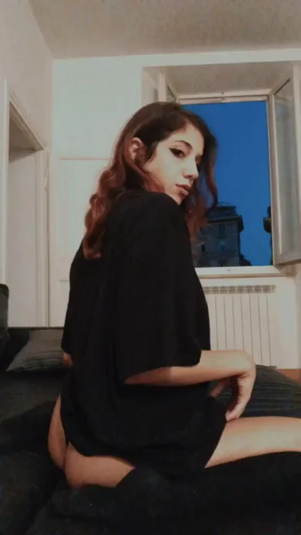 Horny Redhead Teen's Juicy Booty Tease 😈🍑
