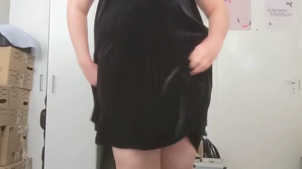 Going for a walk plugged up and in chastity ???