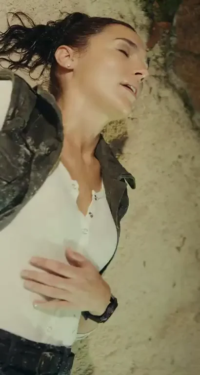 Gal Gadot's Steamy Bra Tease in Red Notice 💦🔥