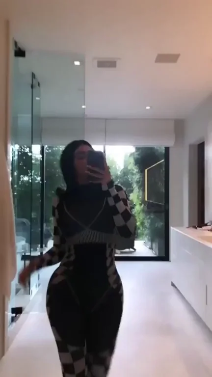 Kylie's Insane Bimbo Curves 🍑🔥