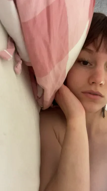 Hey 4 Horny Dudes Watching Me Strip Half Nude 😘🍑