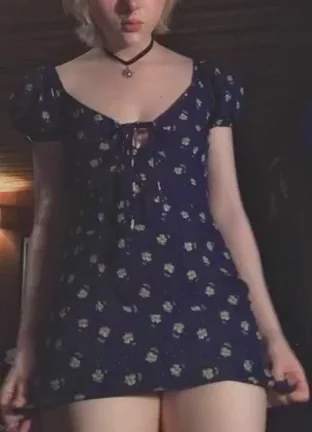 Pollinate This 5’1” Grunge Slut’s Tight Holes? 🐝🍑🔥