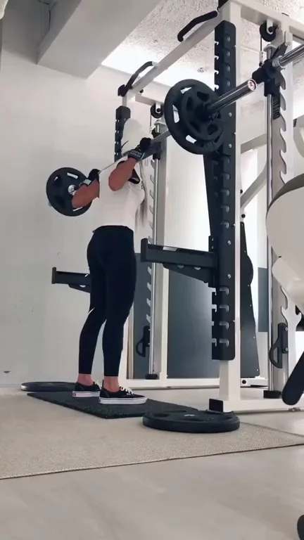 Hyolyn's Thicc Ass Squats 💦 Gym Tease 🔥