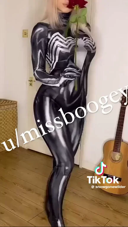 🔥 Shiny Black Cat Cosplay Tease with Massive Booty 🍑💦