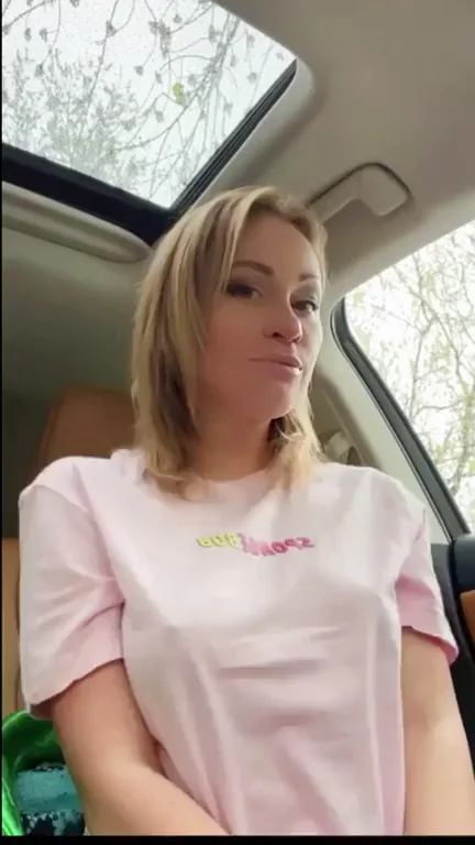 Blonde Babe's Quick Car Titty Flash 😘🍈🍈