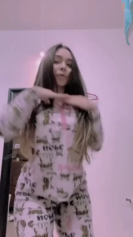 Mystery Slut's Perfect Peachy Ass Tease – Who TF Is She?