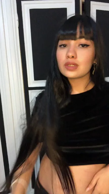 From Insecure to Reddit Slut: Thick Babe Bends & Twerks Her Juicy Ass 😈🍑