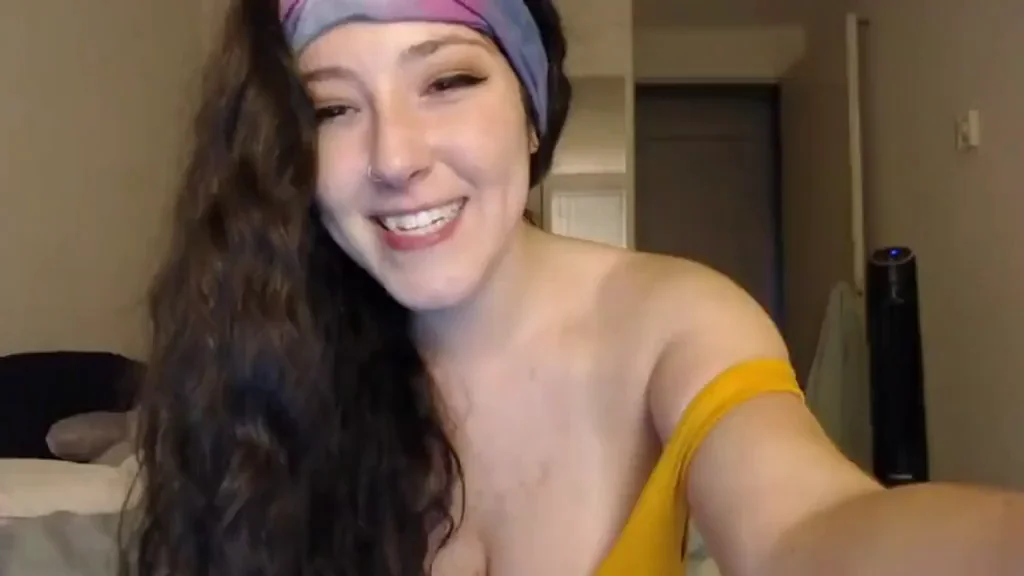 [Titty Drop] hot babe twerks on her huge dildo and cums