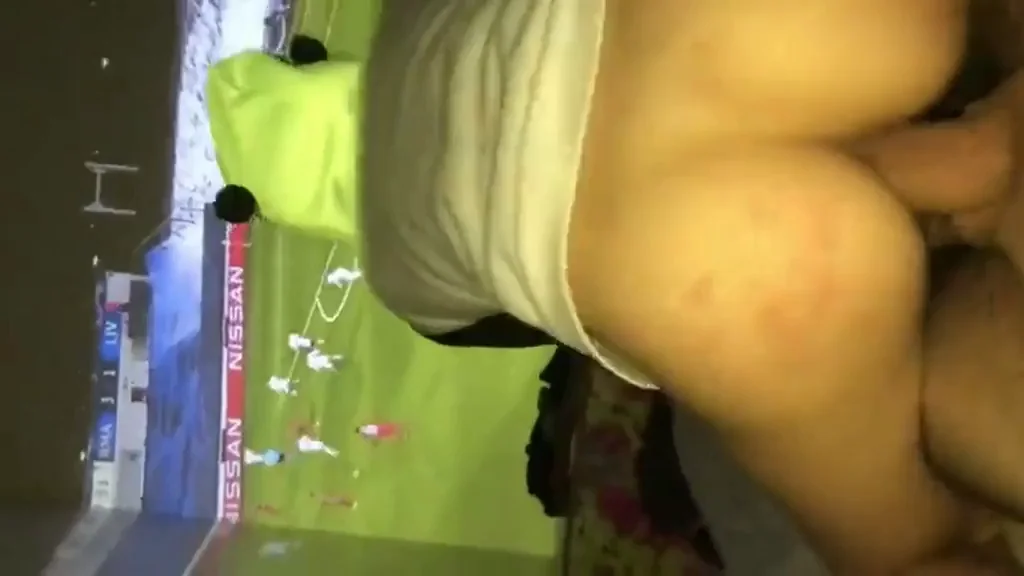 Thick Amateur Babe Rides Huge Cock in Front of TV 💦🍆